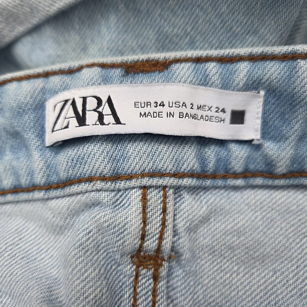 Zara Womens Light Wash Distressed Jean‎ Shorts Size 2